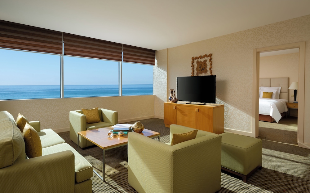 Business Suite, 1 King Bed, Non Smoking - Photo 1