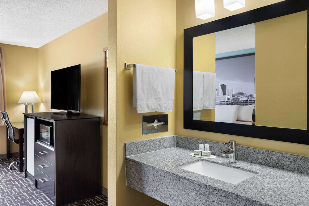 Room, Multiple Beds, Microwave - Photo 4