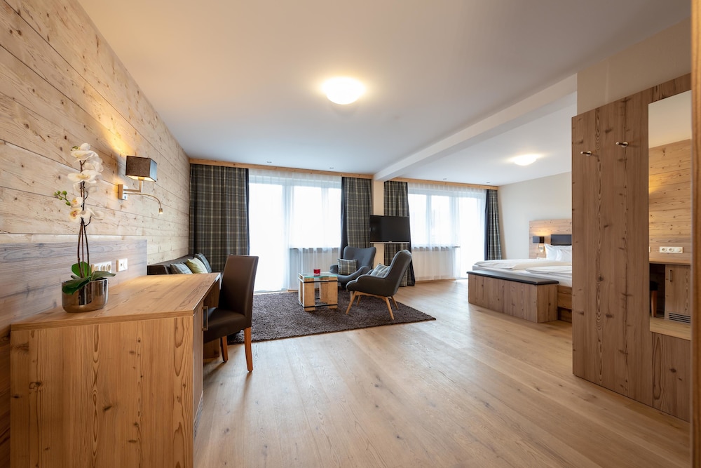 Junior Suite Deluxe Plus with Balcony photo 1