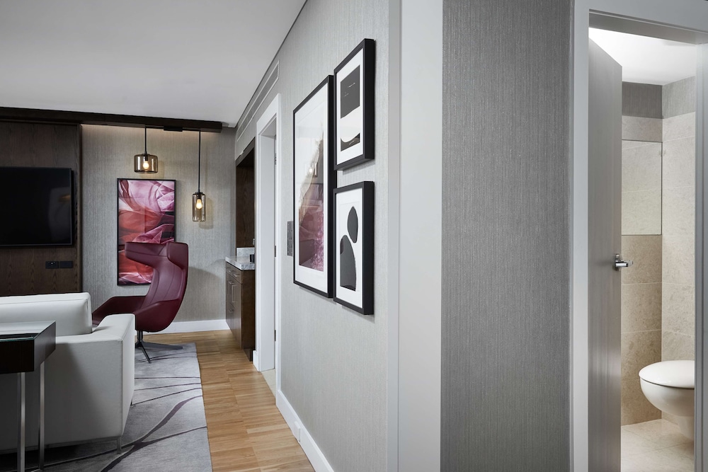 Suite, 1 King Bed (Master Suite, Executive Lounge Access)
