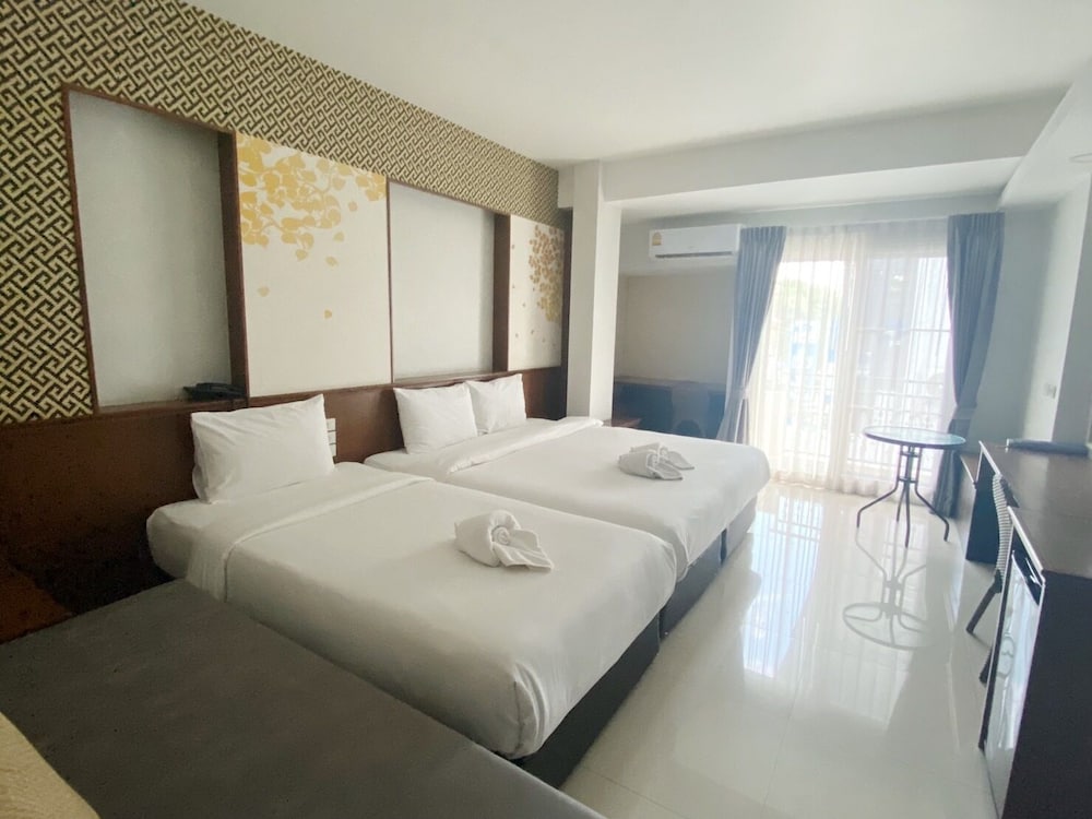 Deluxe Triple Room, Multiple Beds photo 2