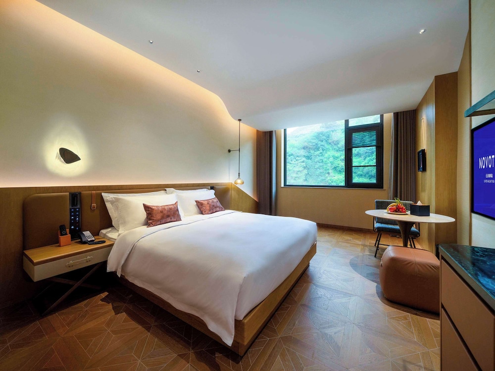 Deluxe Room, 1 King Bed photo 1