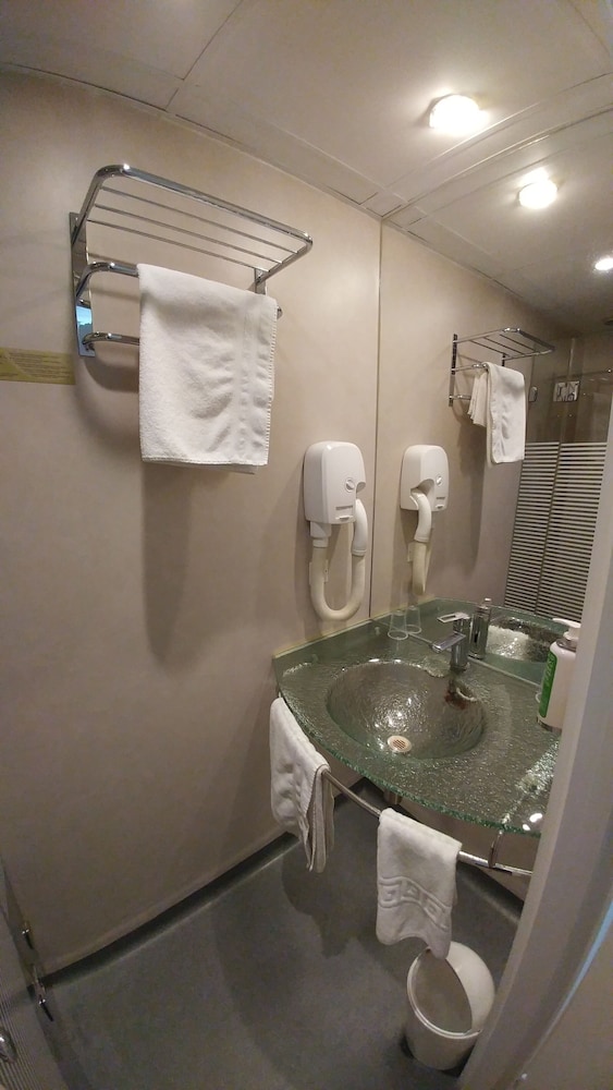 Quadruple Room - Photo 8