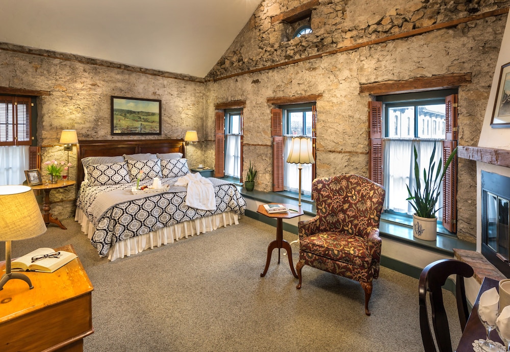 Elite Room, 1 King Bed, Fireplace