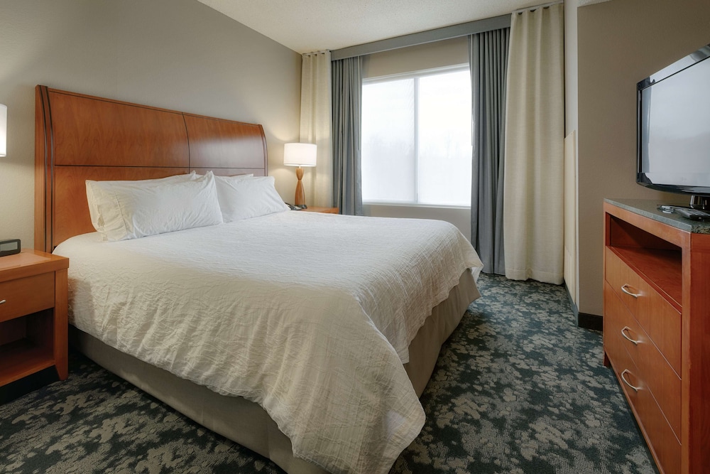One Bedroom Suite, One King Bed, Non-Smoking - Photo 3