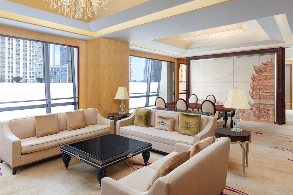 1 King Bed, Executive Lounge Access, Large Suite