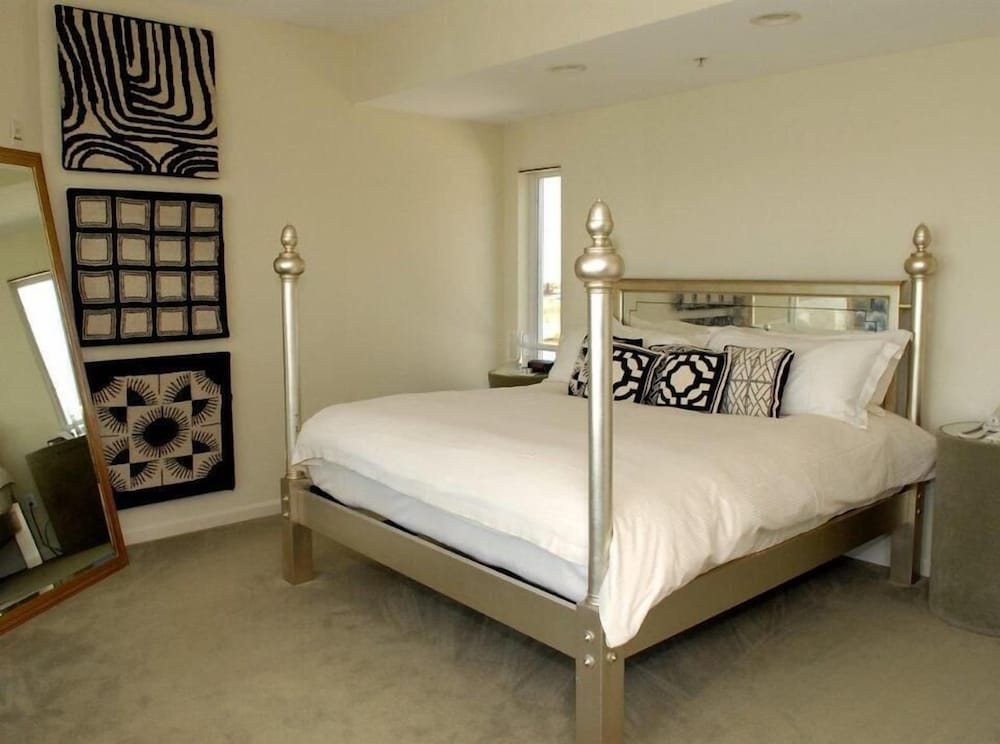 Luxury Suite, 1 King Bed, Fireplace, Bay View (Jacuzzi Contemporary)