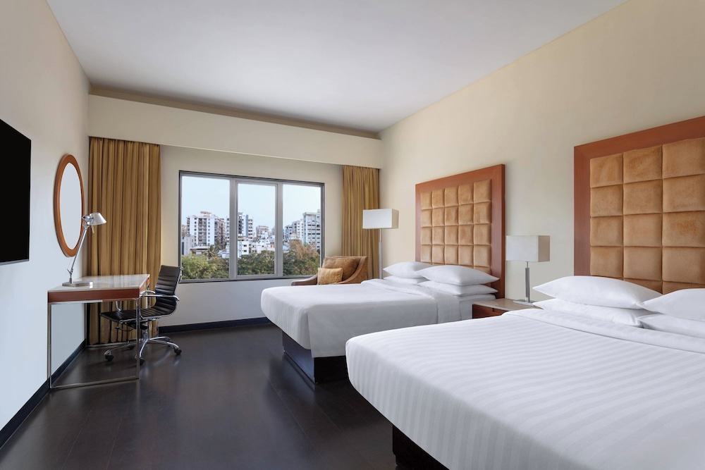 Deluxe Room, 2 Queen Beds, City View photo 3