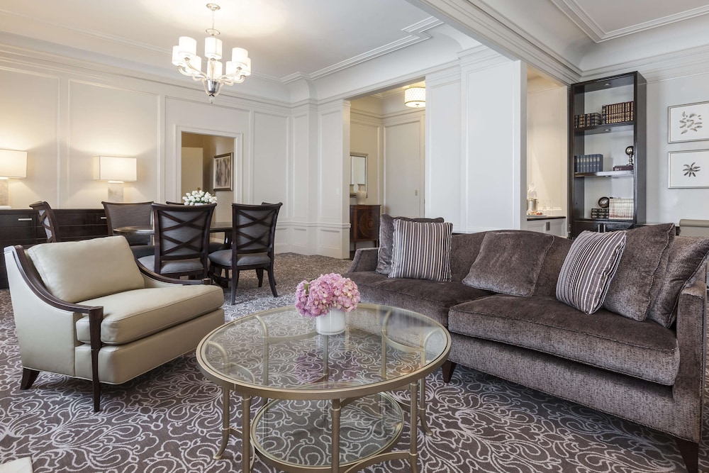 Suite, 1 King Bed with Sofa bed (Cambridge Legacy)
