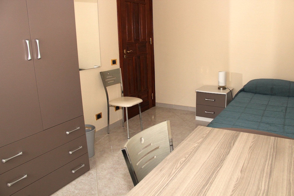 Economy Twin Room, 2 Twin Beds, Shared Bathroom photo 1