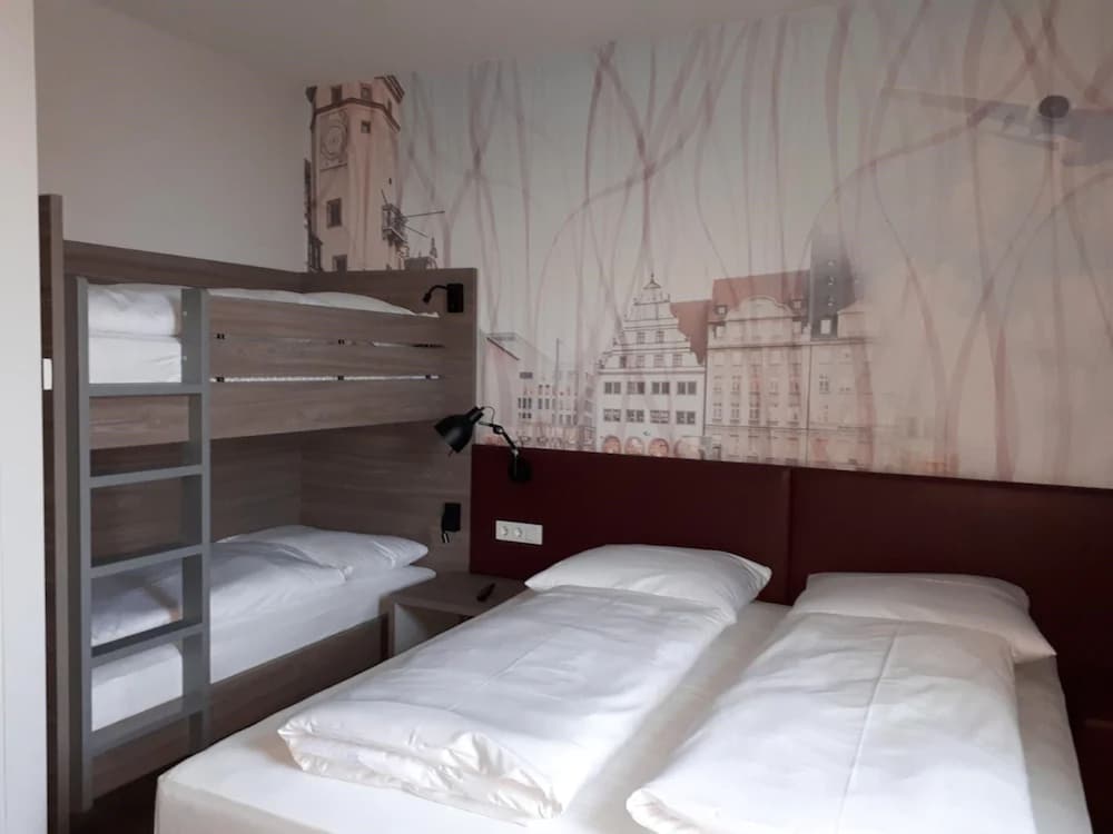 Standard Room, Multiple Beds photo 3