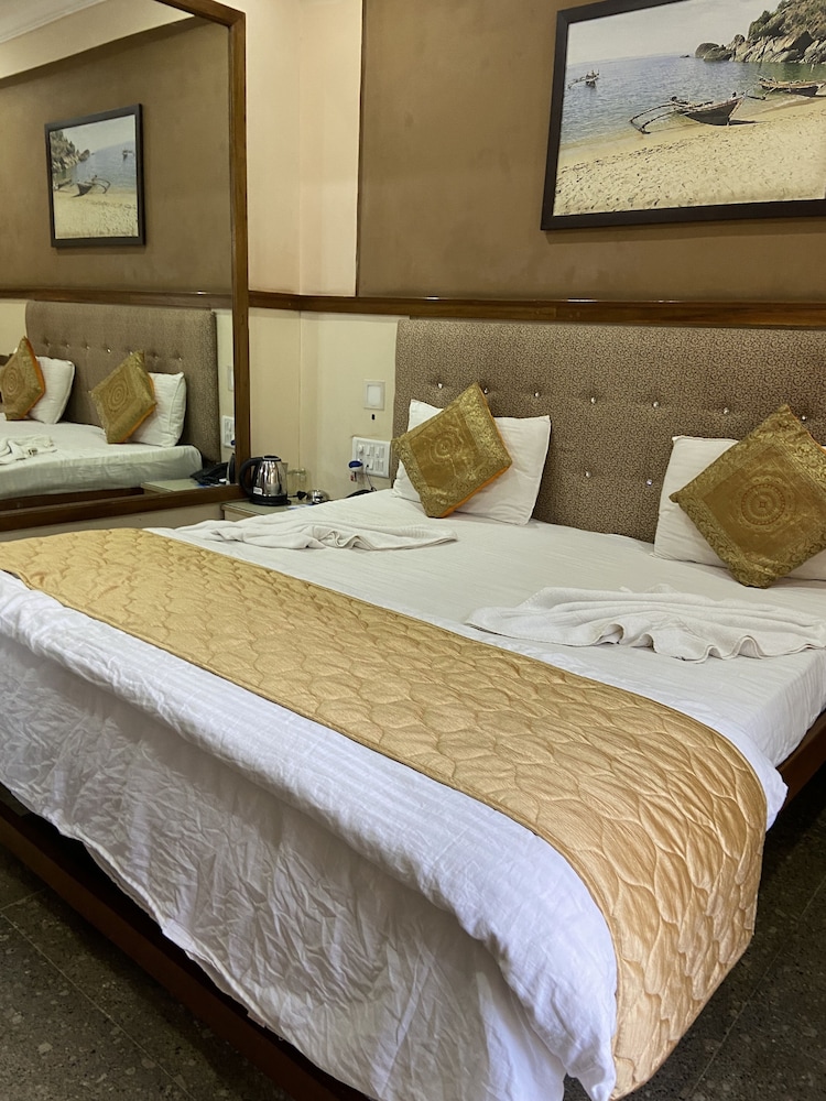 Deluxe Room with Balcony - Photo 2