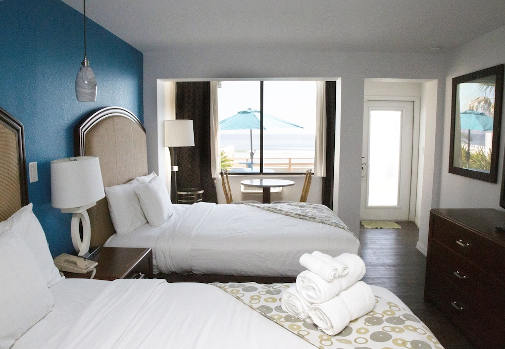 2 Queen Beds, Oceanfront photo 1