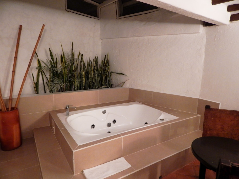 Junior Suite, 1 Queen Bed, Hot Tub photo 3