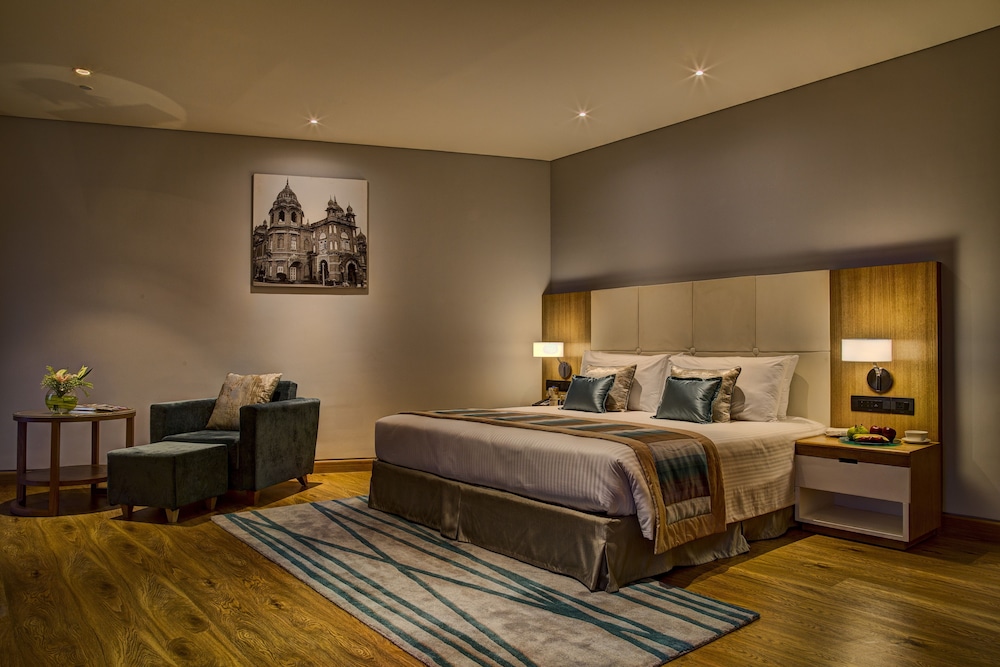 Junior Suite, 1 King Bed - Photo 1