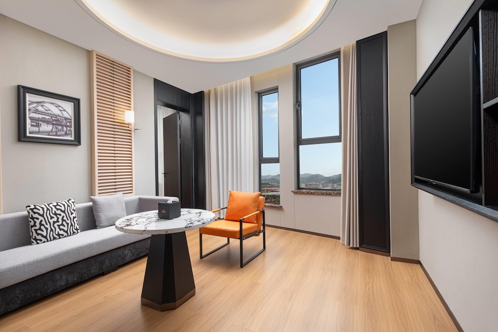 Deluxe Suite, 1 King Bed, Non Smoking photo 1