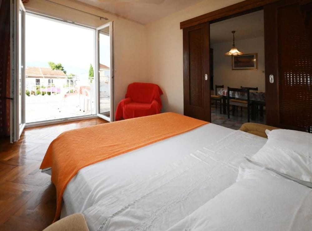 Apartment (Two Bedroom Apartment with Balcony an)