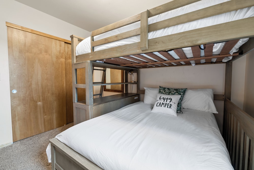 Cabin, Multiple Beds, Kitchen, Mountain View