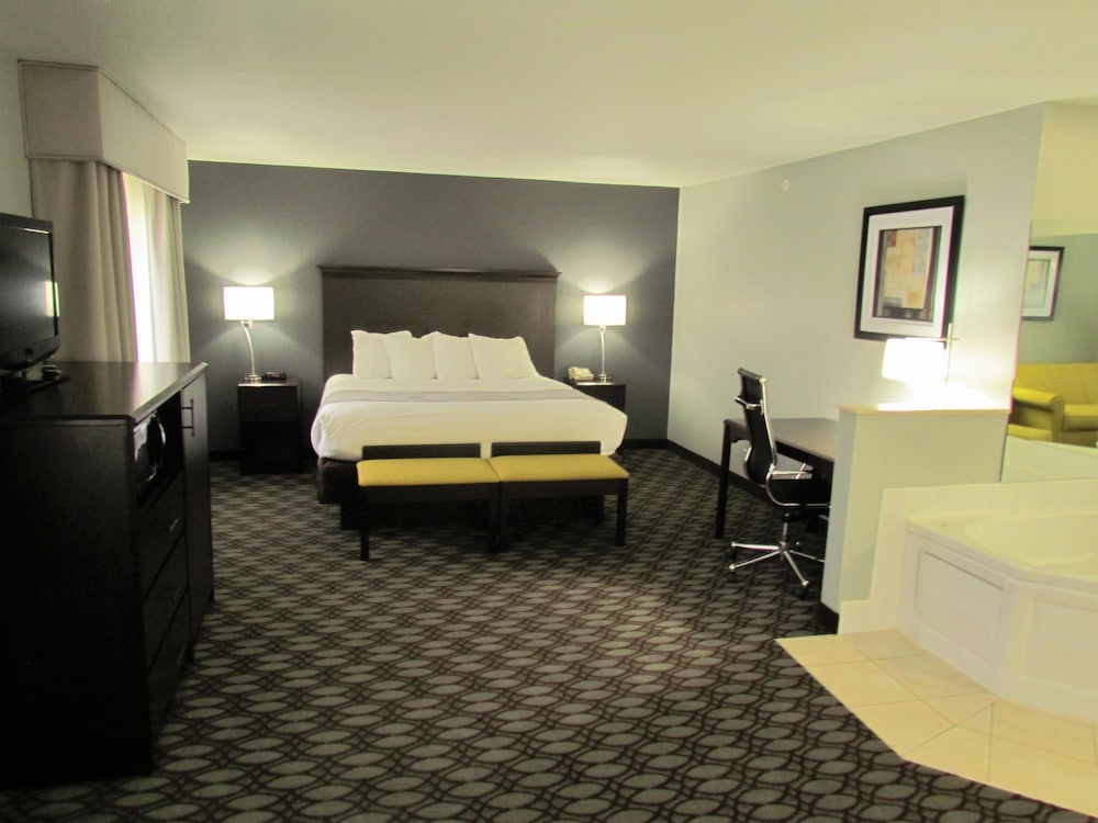 Honeymoon Suite, 1 King Bed, Non Smoking, Jetted Tub photo 2