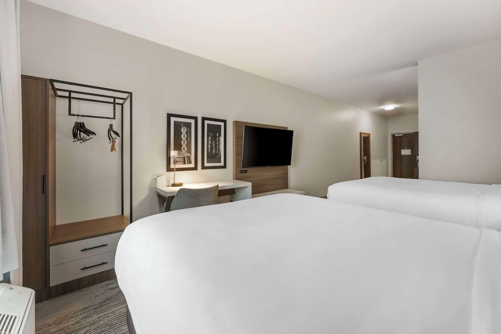 Premium Suite, 2 Queen Beds, Non Smoking - Photo 4