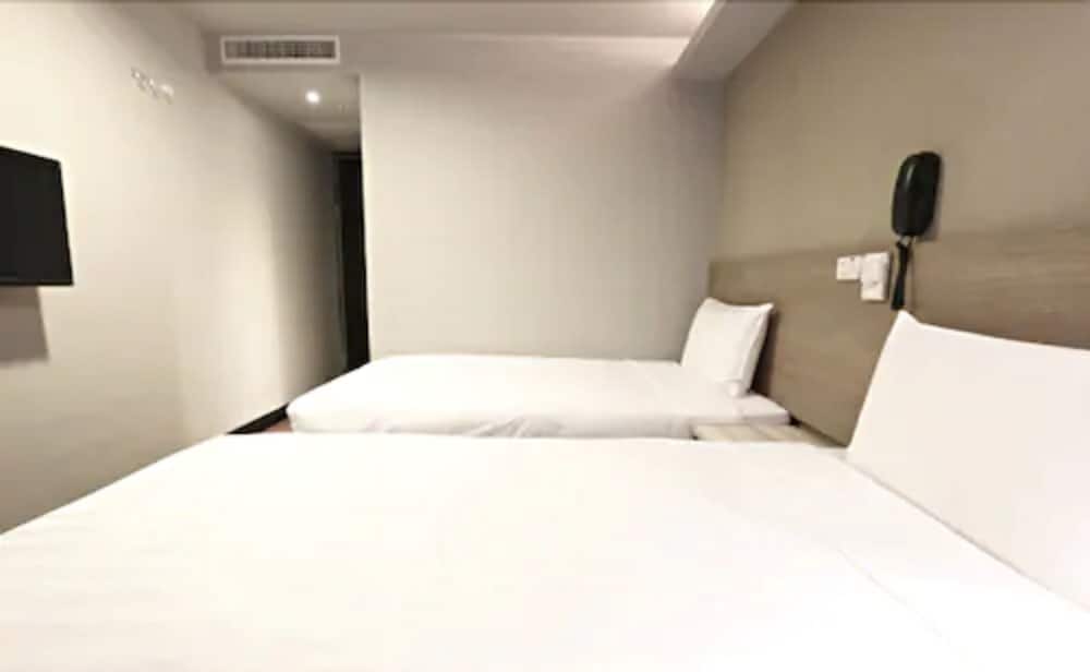 Twin Room, No Windows photo 3