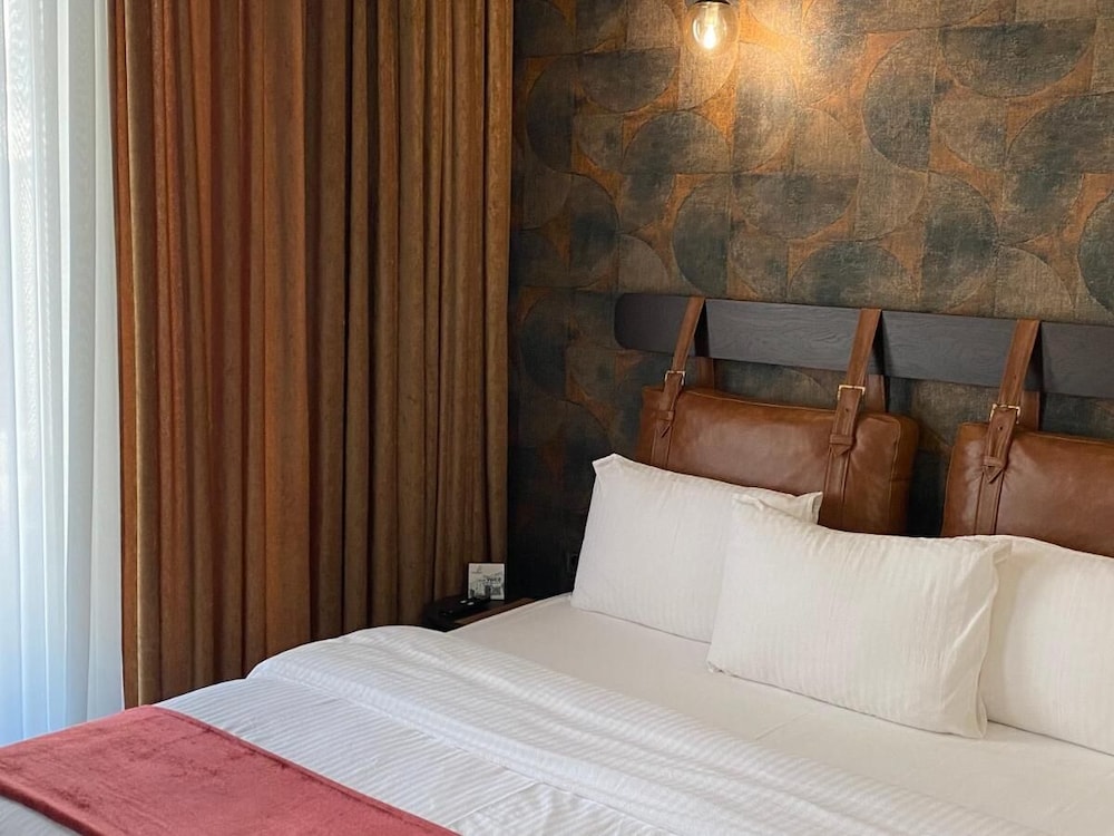 Luxury Double Room, 1 King Bed, Balcony, City View photo 1