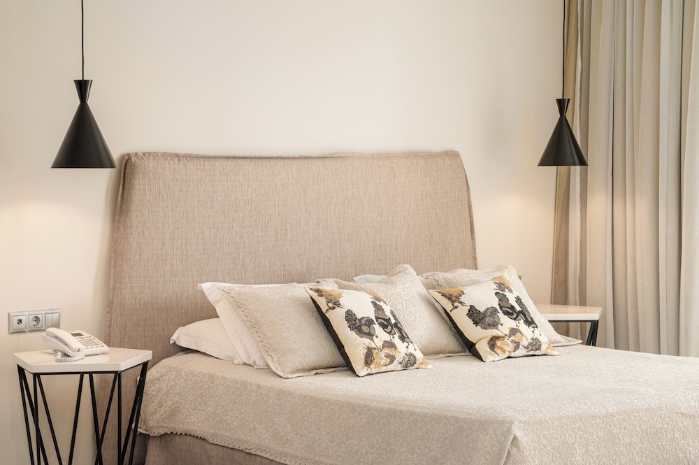 Luxury Suite - Photo 10
