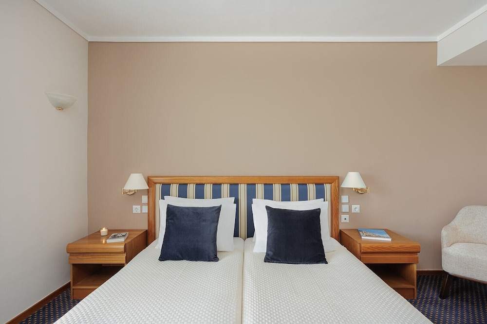 Superior Room, 3 Twin Beds, City View photo 1