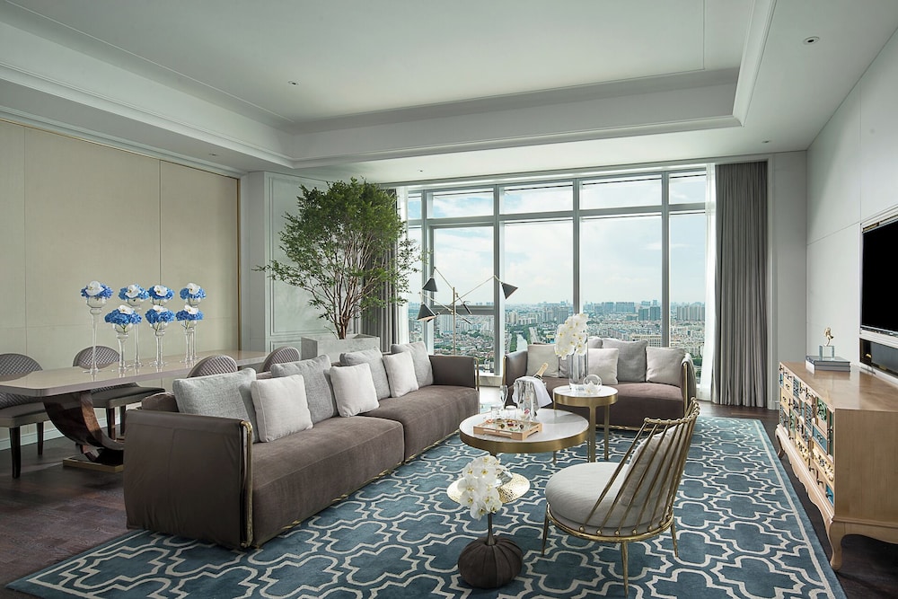 Junior Suite, 1 King Bed, Club Lounge Access