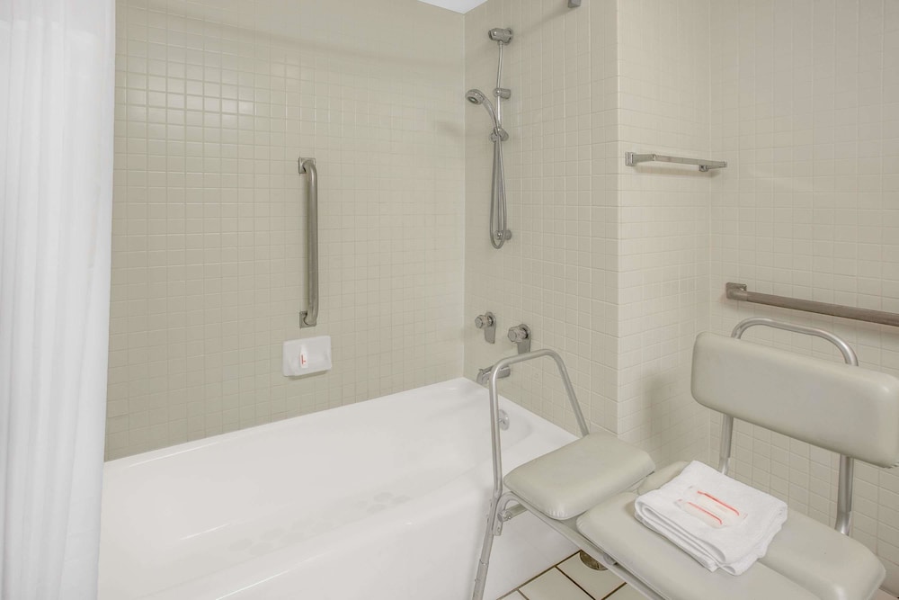 Room, Accessible, Refrigerator - Photo 2