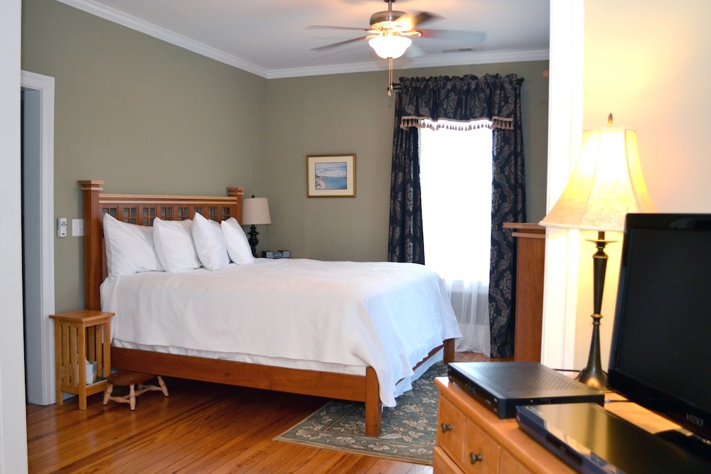 Room, 1 King Bed, Non Smoking, Private Bathroom photo 3