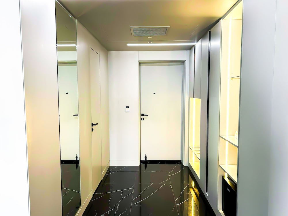 Deluxe Room, 1 King Bed, City View (Smart) - Photo 4