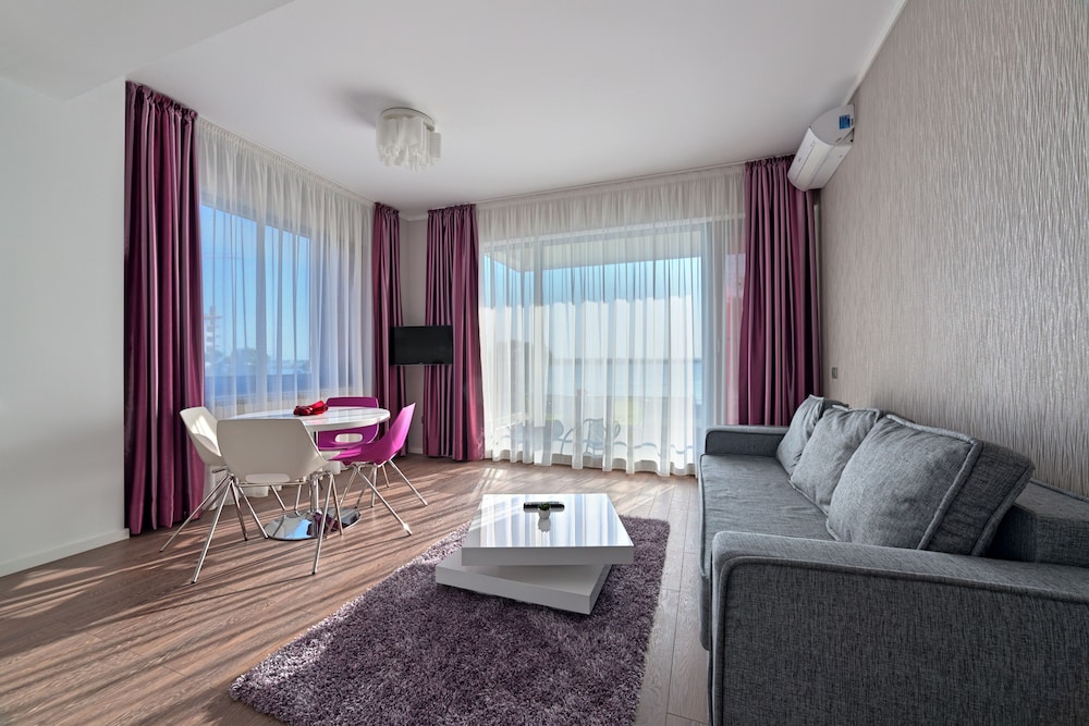 Apartment, 2 Bedrooms, Balcony, Partial Lake View photo 2