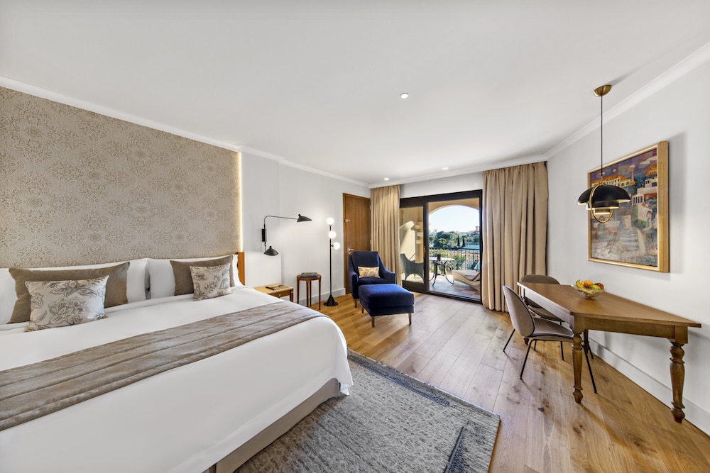 Grand Deluxe Room,1 King Bed, Garden Access thumbnail 5