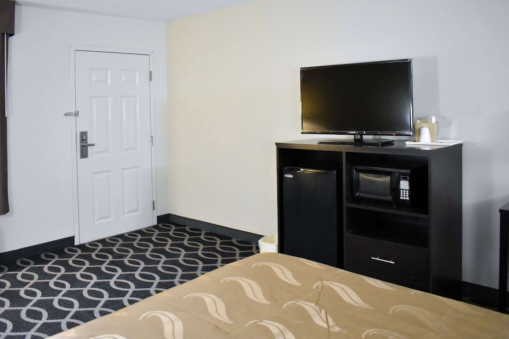 Standard Room, 1 King Bed, Smoking - Photo 4