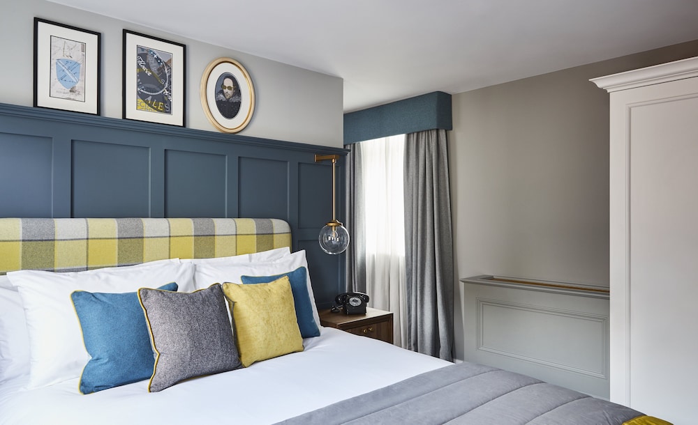 Suite, 1 King Bed - Photo 2
