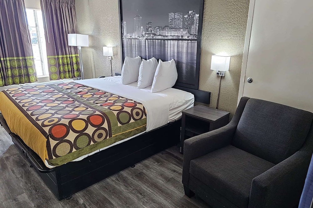 Deluxe Room, 1 King Bed, Smoking - Photo 1