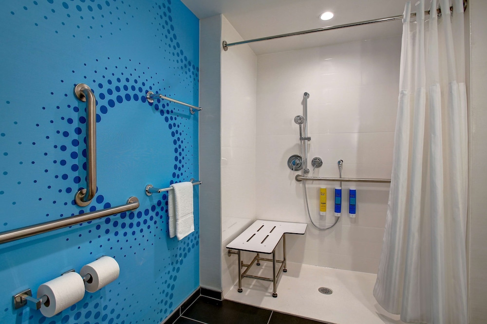Room, 2 Queen Beds, Accessible (Roll-In Shower) - Photo 3