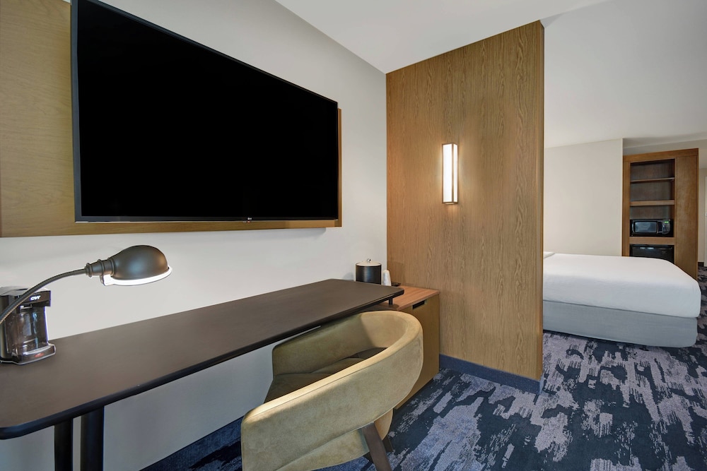 Suite, 1 King Bed with Sofa bed (Mobility Accessible, Roll-in Shower) - Photo 3