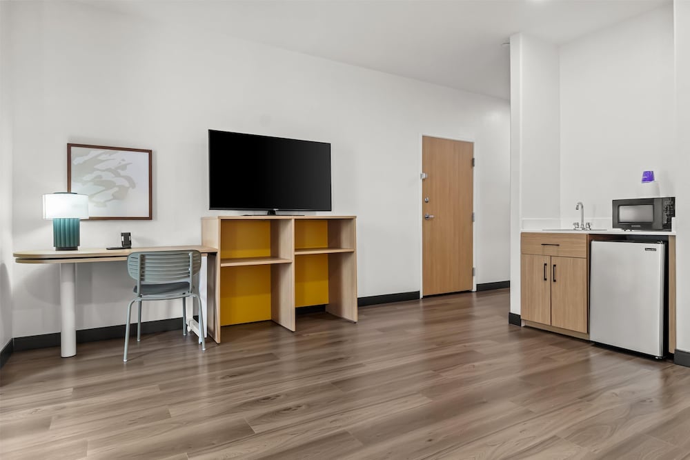 Room, 2 Queen Beds, Accessible (Mobility & Hearing, Roll-in Shower) - Photo 4