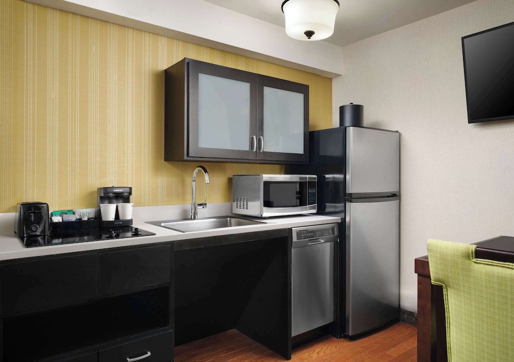 Suite, 1 King Bed, Accessible (Roll-In Shower)