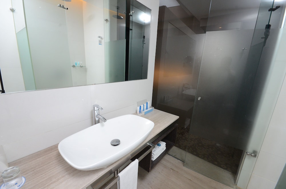Bayview King Room - Photo 13