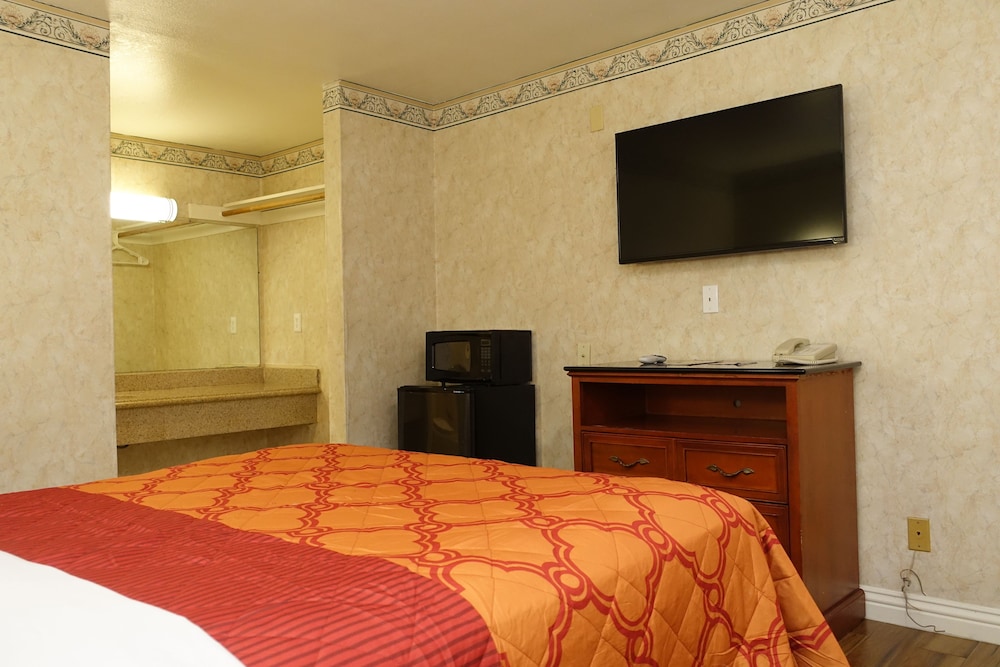 Deluxe Room, 1 Queen Bed, Refrigerator & Microwave photo 3