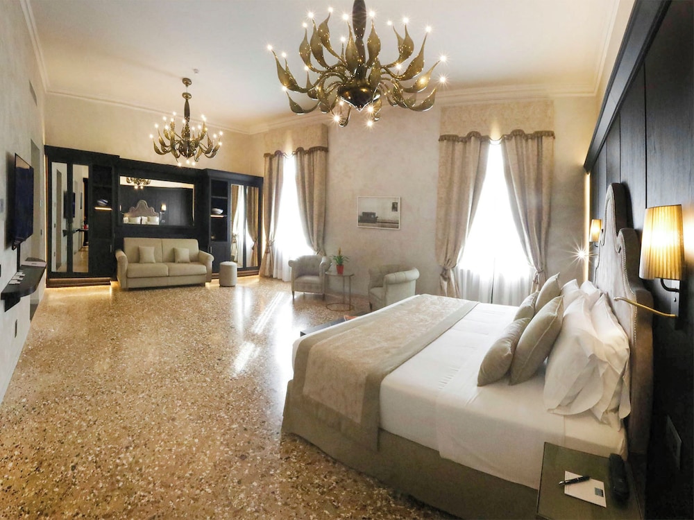 Panoramic Suite (Open)