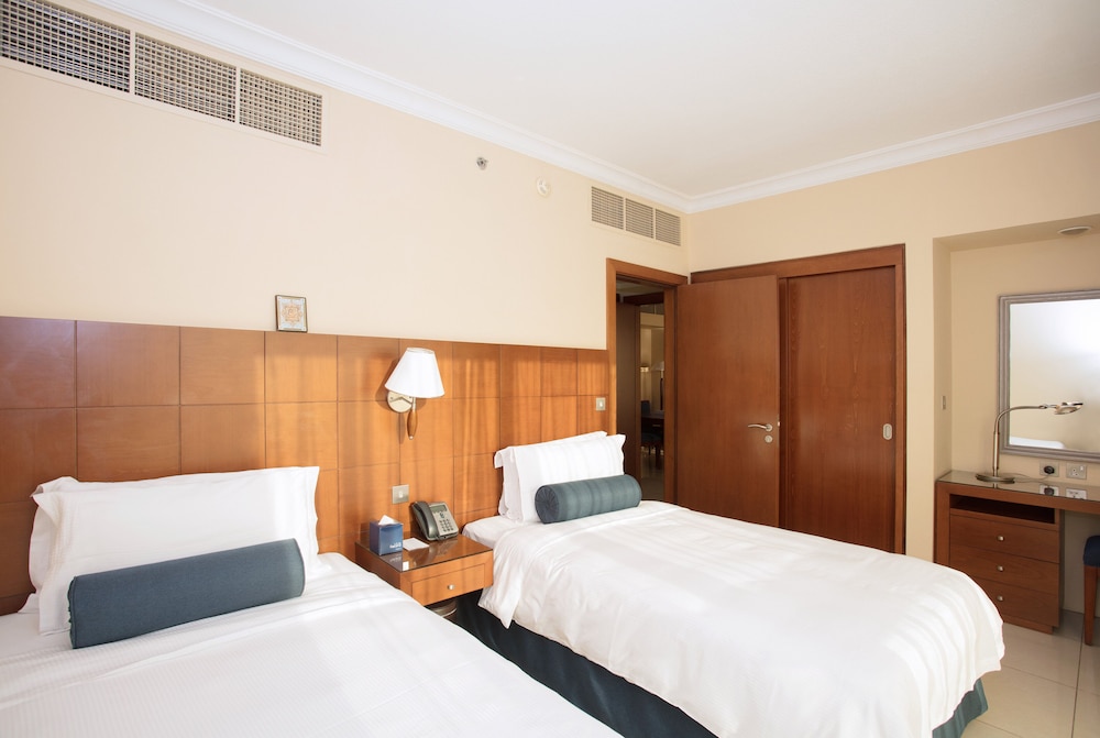 Suite, 2 Bedrooms, City View (King Bed and Twins), photo 6