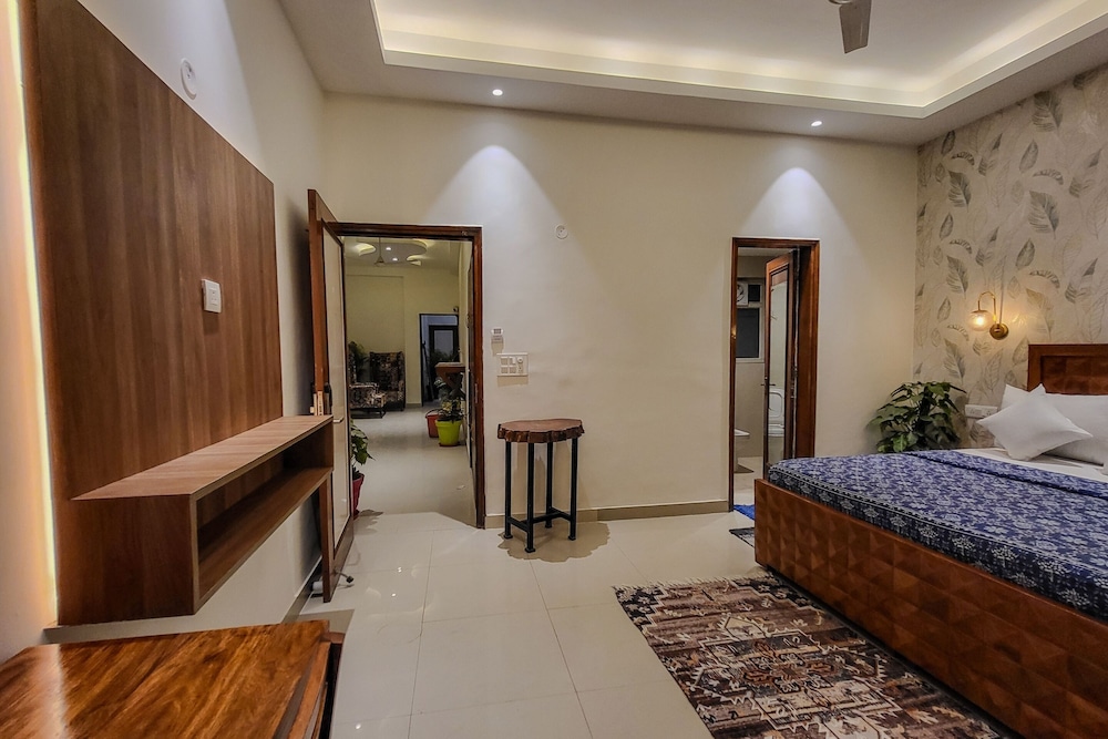 Superior Private Room with Balcony - Photo 3