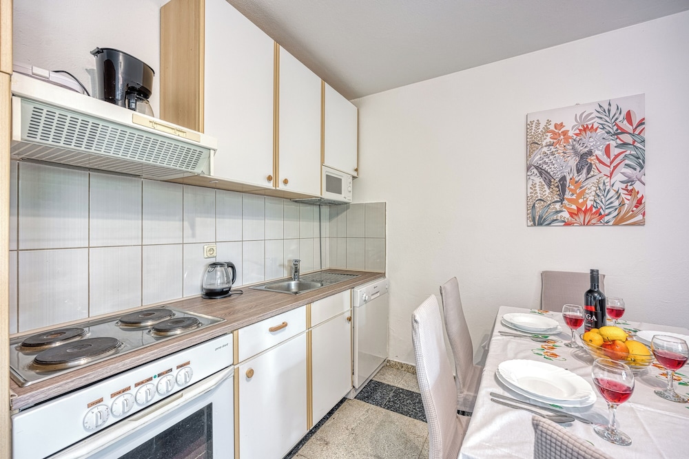 Family Apartment, Multiple Bedrooms, Mountainside (Silver Apartment Sea View) photo 2
