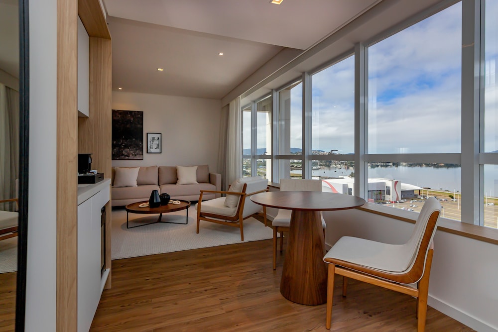 Deluxe Suite, 1 King Bed, Sea View