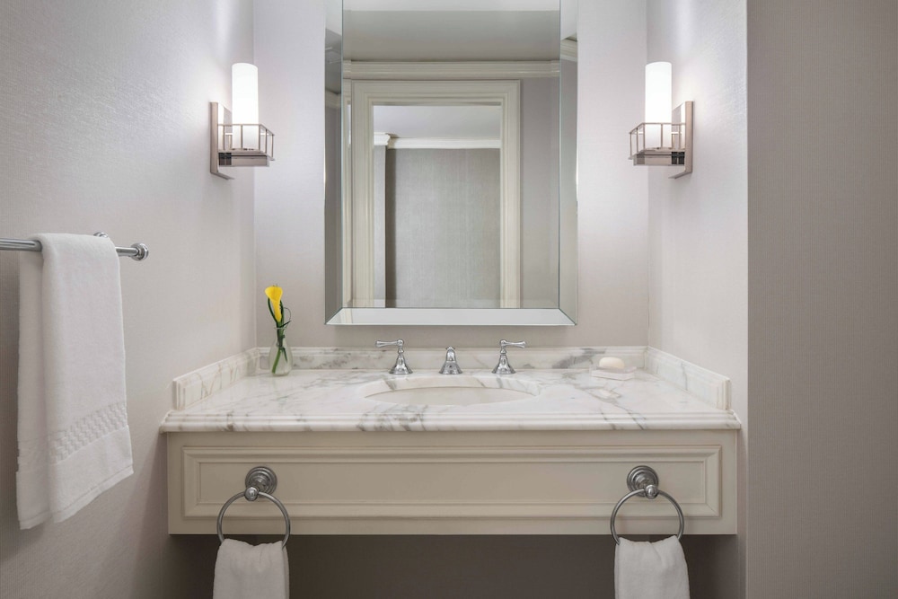 Executive Suite, 1 Bedroom, Balcony - Photo 5