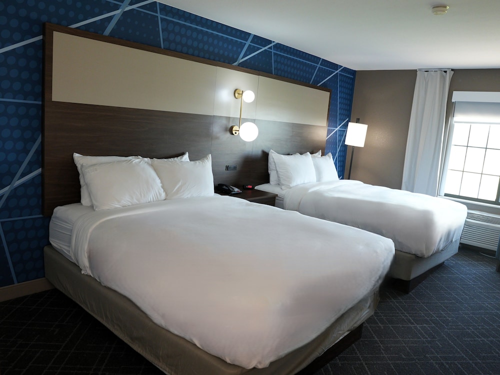 Standard Room, 2 Queen Beds, Non Smoking - Photo 7